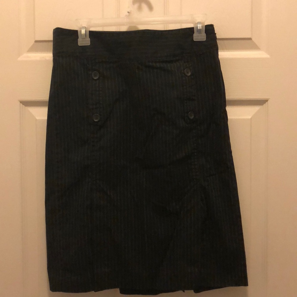 Pleated stretch skirt, with front pockets.